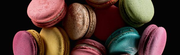stos pyszne kolorowe francuskie Macaroons różnych smakach izolowane na czarno, panoramiczny strzał - Zdjęcie, obraz