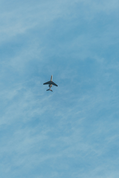 vista inferior del avión volando en el cielo azul
  - Foto, Imagen