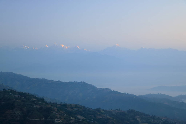 Hermosa primera luz del amanecer en la cordillera del Himalaya, Nepal
 - Foto, imagen