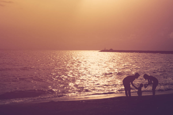 Silhouette der Familienpflege und glücklicher Moment Sonnenuntergang gute Erinnerung vintage colortone - Foto, Bild