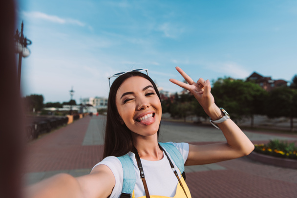 attrayant et asiatique femme prendre selfie et collant sur la langue
 - Photo, image