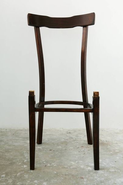 Старий стілець реставрації ізольований на білому тлі
 - Фото, зображення