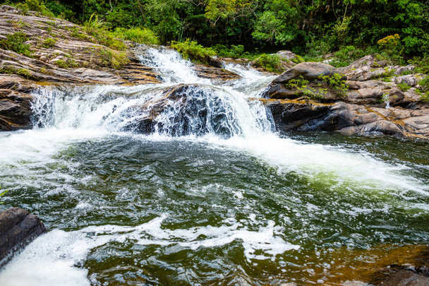 Irmã Cachoeira Paisagem, natureza da parte sul da província de Hainan, China
 - Foto, Imagem