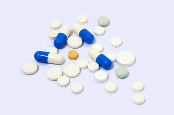 Coloridas tabletas de medicamentos está sobre fondo blanco
. - Foto, Imagen