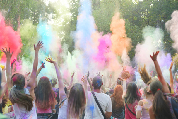Holi fesztivál színes. Holi színes fesztivál színes festékek por és por. Az emberek borított színes por örvendeznek ünnepelni és táncolni - Fotó, kép