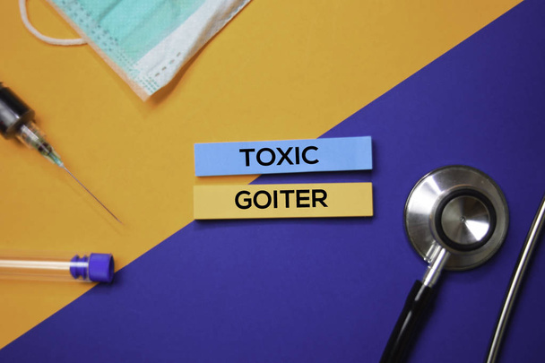 Toxic Goiter teksti Sticky Notes. Top näkymä eristetty väri tausta. Terveydenhuolto / lääketieteellinen käsite
 - Valokuva, kuva