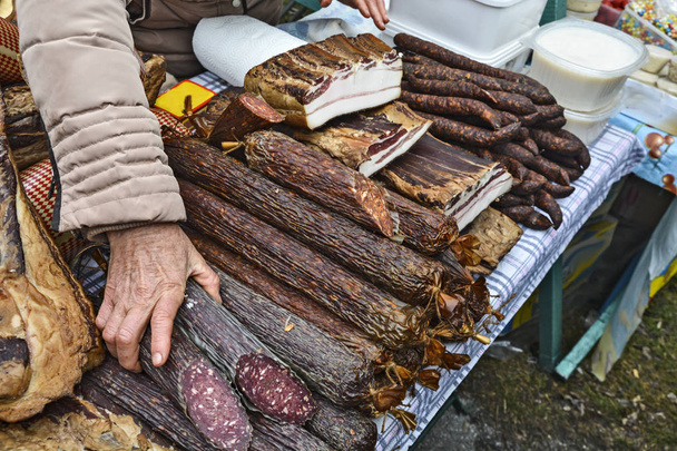 На продаж бекон, сосиски та свинячий жир
 - Фото, зображення
