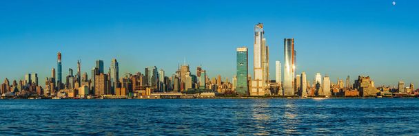 Pohled na New York City z břehů řeky Hudson v Lincolnském přístavu, New York City, USA - Fotografie, Obrázek
