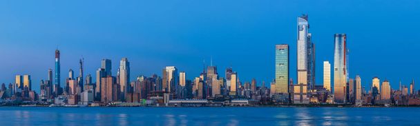 Las vistas de la ciudad de Nueva York desde las orillas del río Hudson en Lincoln Harbor, Nueva York, EE.UU.
 - Foto, imagen