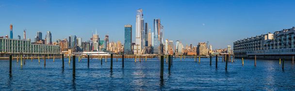 Las vistas de la ciudad de Nueva York desde las orillas del río Hudson en Lincoln Harbor, Nueva York, EE.UU.
 - Foto, imagen