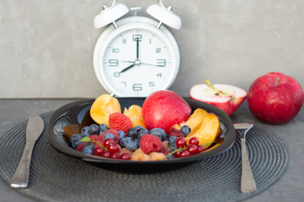 Mal zum Gesundheitswesen oder Ernährungsberater zeigen Uhr für Timing Pflege Ihrer Gesundheit mit gesundem Essen und Konzept. Konzept für gesunde Ernährung und Ernährung. Intermittierendes Fasten - Foto, Bild
