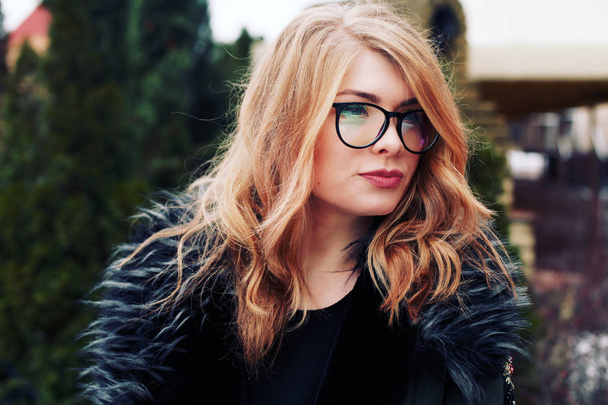 winter portrait of a beautiful blonde - Фото, зображення