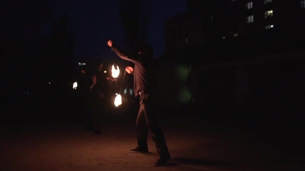Női és férfi jonglers fekete öltöny forgó tűzgolyók éjjel slo-Mo - Felvétel, videó