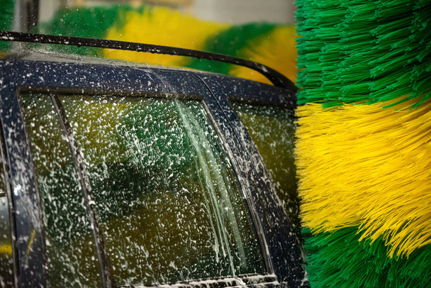 Automatické mytí v autě s kartáči. Mytí aut. Péče o auto - Fotografie, Obrázek