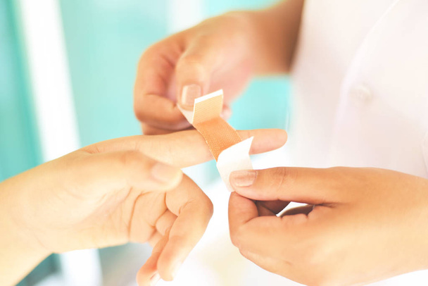 Herida de dedo vendando una herida por la enfermera - primeros auxilios dedo en
 - Foto, Imagen
