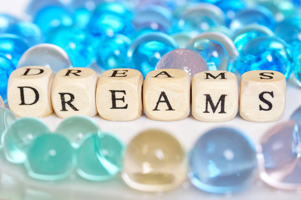 Bolas de gel multicoloridas ao lado da inscrição: sonhos. Festivo
  - Foto, Imagem