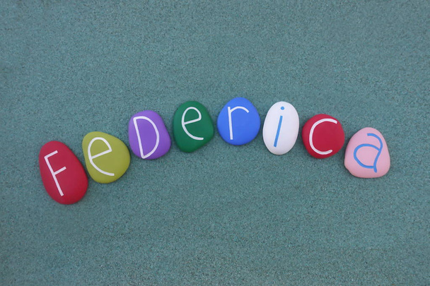 Federica, prénom italien féminin avec des pierres de couleur sur sable vert
 - Photo, image