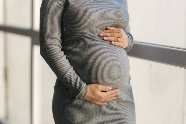 Vista de cerca el vientre de una mujer embarazada
 - Foto, Imagen