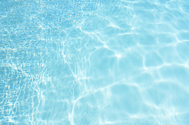 Wasserspiegelungen im Pool, Hintergrundtextur mit Kopierraum - Foto, Bild