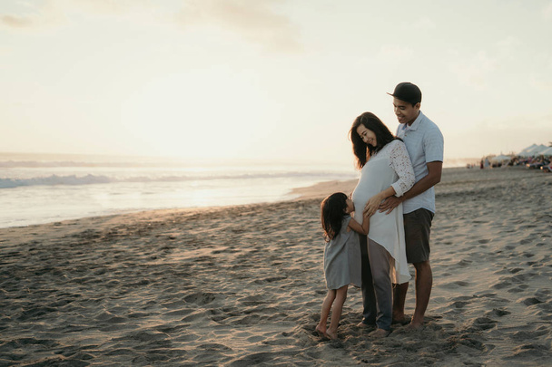 with family enjoying the beach - Foto, imagen