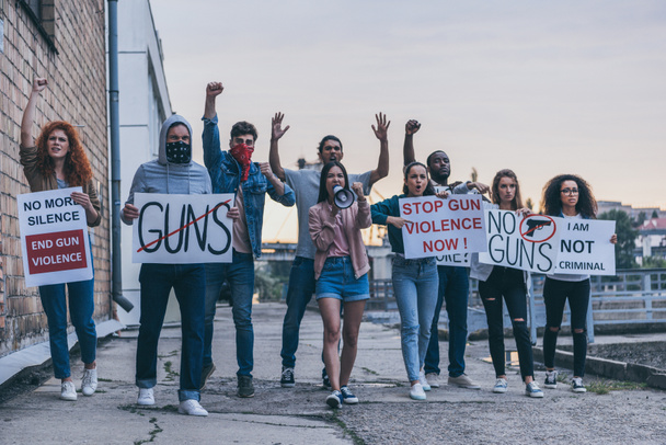 nueve personas multiculturales haciendo gestos mientras sostienen pancartas
  - Foto, Imagen