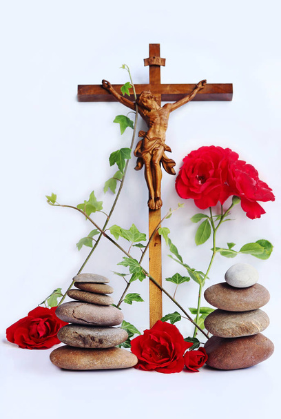 Ένας Χριστιανός Σταυρός με κόκκινα τριαντάφυλλα, κισσούς και πέτρινους πύργους - Φωτογραφία, εικόνα