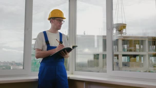 Construction worker writing a check list or taking notes. - Filmagem, Vídeo