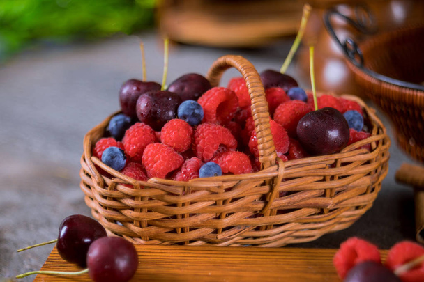 Maliny, czereśnie i jagody w koszyku - Zdjęcie, obraz