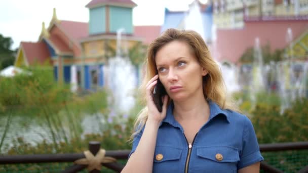 close-up. worried young woman talking on the phone. outdoor - Filmmaterial, Video
