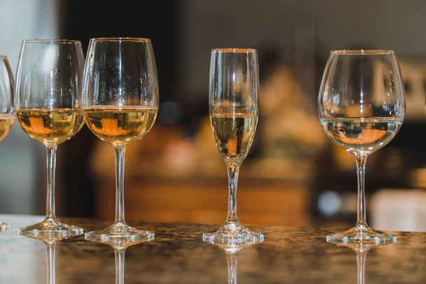 Quatro copos de vinho alinhados no balcão - Foto, Imagem