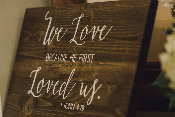 we houden van omdat hij eerst hield van ons spreekwoord John 4: 19i hout teken  - Foto, afbeelding