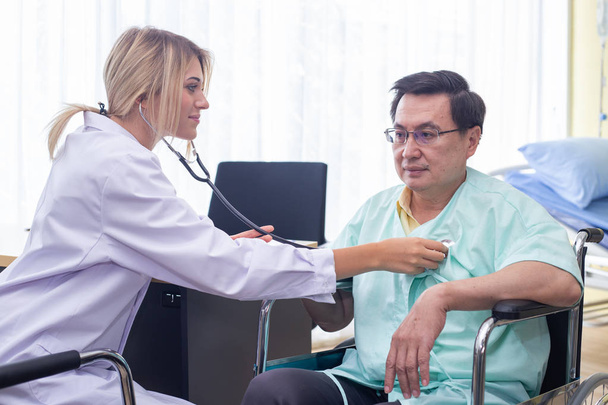 female doctor explaining Male patient symptoms in wheelchair - Fotografie, Obrázek