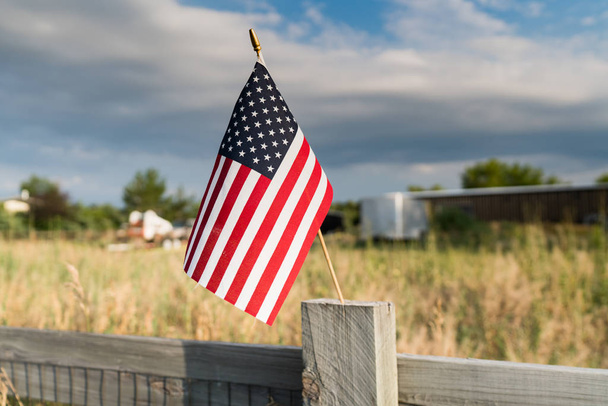 Drapeau américain sur la clôture en bois
 - Photo, image