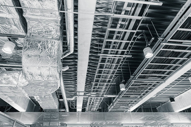 ventilación de aire de tubería de aire de techo y cables de datos manged en un teleférico en el techo de la oficina
 - Foto, imagen