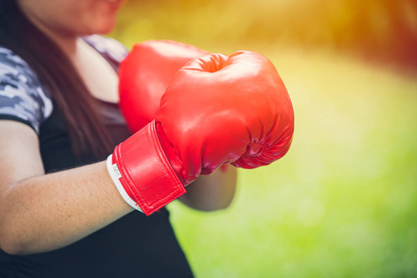 Mädchen trägt Boxhandschuhe für fette Kampfdiät und gesundes Konzept - Foto, Bild