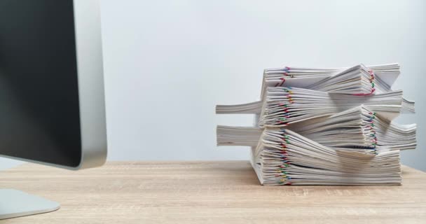 Papierstapel überladen mit Computer auf Holztisch Zeitraffer - Filmmaterial, Video