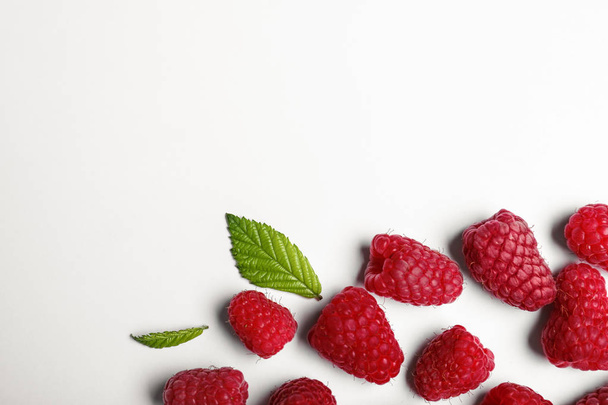 Composition with delicious ripe raspberries on white background, top view - Foto, immagini