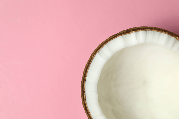 Meia de coco fresco no fundo rosa, vista superior. Espaço para texto
 - Foto, Imagem