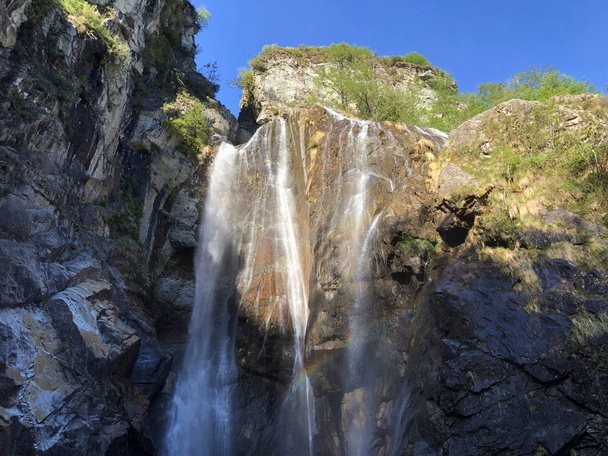 Şelale Salto Maggia veya Wasserfall Salto Maggia (Maggia Vadisi veya Valle Maggia veya Maggiatal)-Ticino, Isviçre - Fotoğraf, Görsel