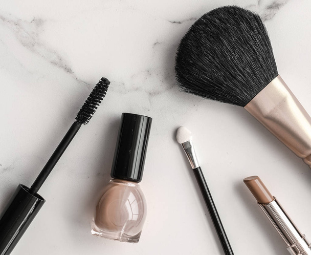 Maquillaje y productos cosméticos en mármol, fondo plano - Foto, Imagen