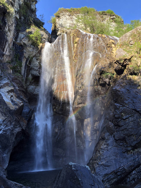 Wodospad Salto Maggia lub Wasserfall Salto Maggia (Dolina Maggia lub Valle Maggia lub Maggiatal)-kantonu Ticino, Szwajcaria - Zdjęcie, obraz