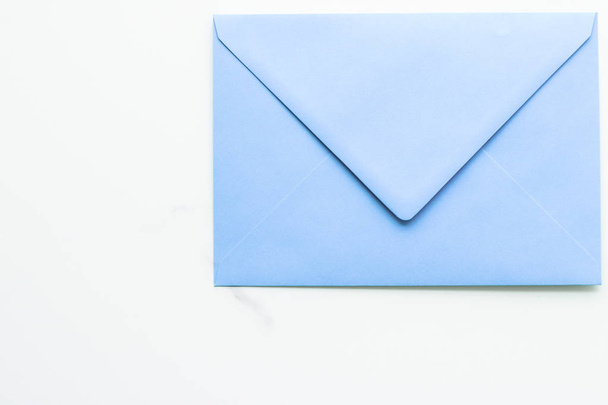 Порожні паперові конверти на мармуровому пласкому фоні, святкові листи
 - Фото, зображення
