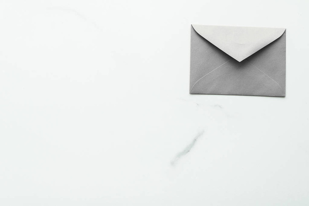 Blank paper envelopes on marble flatlay background, holiday mail - Foto, Imagen