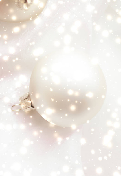 Decoração de Natal com neve brilhante no fundo de seda, férias
 - Foto, Imagem