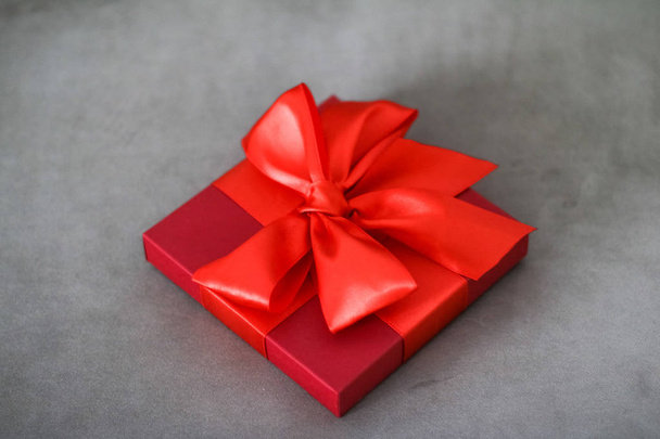 Caixa de presente de férias de luxo vermelho com fita de seda e arco, natal
  - Foto, Imagem