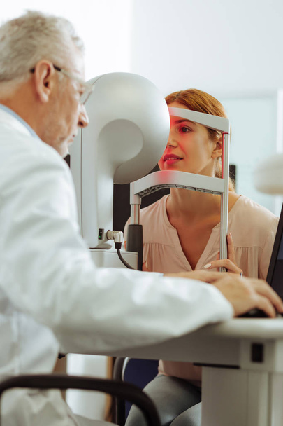 Eye specialist using modern technology for eye examination - Foto, afbeelding