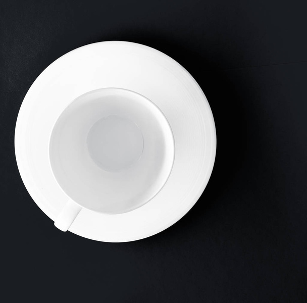 Vajilla blanca juego de vajilla, taza vacía en fondo plano negro
 - Foto, imagen