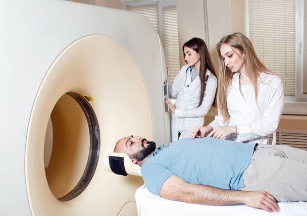 gelukkig patiënt ondergaan MRI scan in ziekenhuis. - Foto, afbeelding
