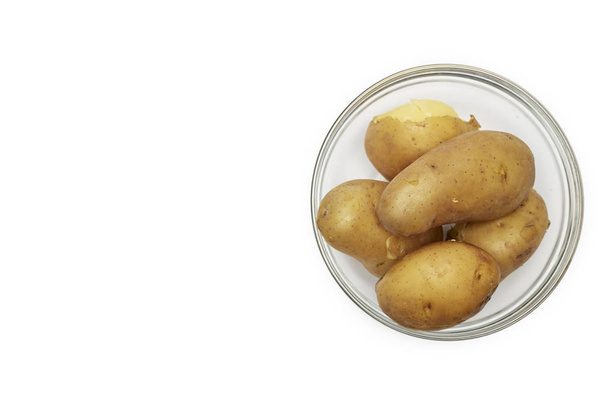 Gekookte aardappelen in een glazen kom - Foto, afbeelding
