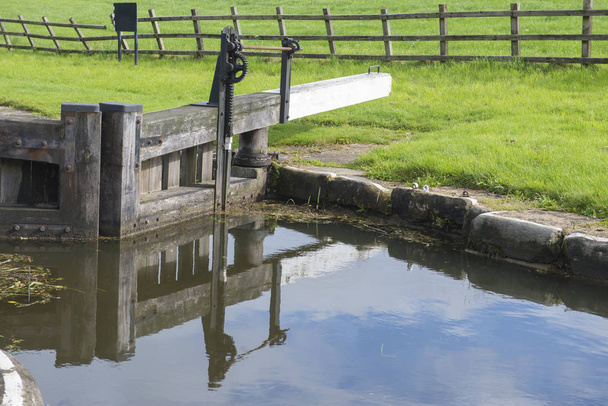 Kırsal ortamda kanal kilit kapısı closeup - Fotoğraf, Görsel
